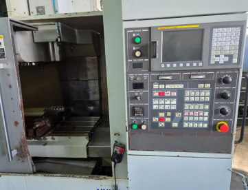 Foto: CENTRO DE USINAGEM VERTICAL HYUNDAI VX400 - 800 X 460 -COMANDO FANUC -ANO 2007