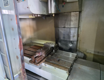 Foto: CENTRO DE USINAGEM VERTICAL HYUNDAI VX400 - 800 X 460 -COMANDO FANUC -ANO 2007