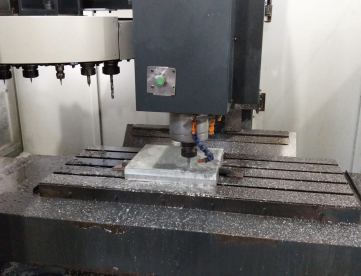 Foto: CENTRO DE USINAGEM VERTICAL  MARCA FEELER  MODELO FV 1000  ANO 2004  MAQUINA TODA REVISADA  100 %