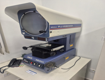 PROJETOR DE PERFIL  MARCA MITUTOYO  MODELO PJ A3000
