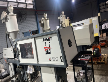Foto: INJETORA DE PLÁSTICOS JASOT IJ 450/130 ANO 2000
