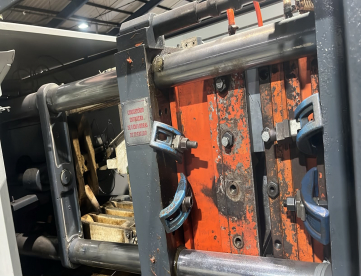 Foto: INJETORA DE PLÁSTICOS JASOT IJ 450/130 ANO 2000