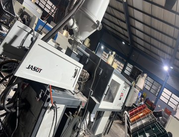 Foto: INJETORA DE PLÁSTICOS JASOT IJ 450/130 ANO 2000