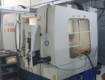 Foto: CENTRO DE USINAGEM VERTICAL - ROMI - D600 - ANO 2011 - 600 x 530 x 580MM - COMANDO FANUC