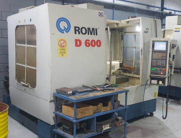 Foto: CENTRO DE USINAGEM VERTICAL - ROMI - D600 - ANO 2011 - 600 x 530 x 580MM - COMANDO FANUC