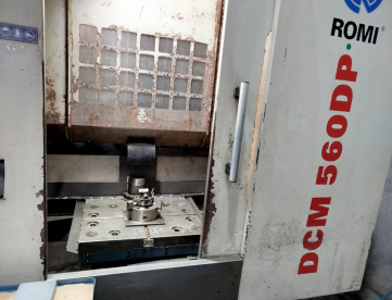 Foto: CENTRO DE USINAGEM VERTICAL - ROMI - DCM 560DP - ANO 2013 - DUPLO PALLET - COMANDO FANUC