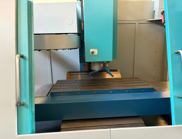 Foto: CENTRO DE USINGEM VERTICAL - FEELER - FV1000 - 1000 X 500 X 505MM - ANO 2003 - COMANDO MITSUBISHI M65S