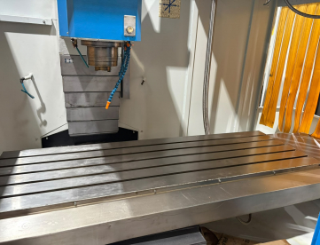 Foto: FRESADORA CNC VEKER - MVK1700F - 1700 X 700 X 670MM - ANO 2012 - COMANDO SIEMENS SINUMERIK 828D