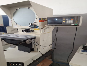 PROJETOR DE PERFIL  MARCA MITUTOYO  MODELO PH3500 MESA  450 X 146
