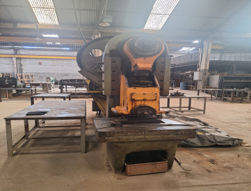 Foto: INDÚSTRIA METALÚRGICA  - FABRICANTE DE MÓVEIS INDUSTRIAIS VENDE MAQUINÁRIO