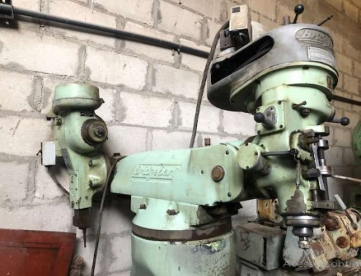 Foto: FRESADORA BRIDGEPORT ISO 30 COM CABEÇOTE FERRAMENTEIRO E CHAVETEIRO