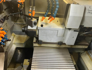 Foto: TORNO CNC AUTOMÁTICO DE CABEÇOTE MOVEL  MARCA  STAR  MODELO SR20RII -COM ALIMENTADOR DE BARRAS - ANO 2004