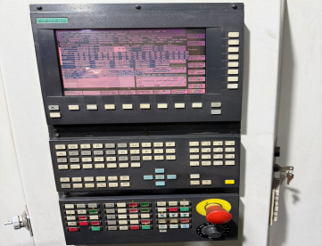 Foto: CENTRO DE USINAGEM VERTICAL - ROMI - DISCOVERY 1250 - ANO 2001 -1270 x 610 x 640 MM - COMANDO SIEMENS