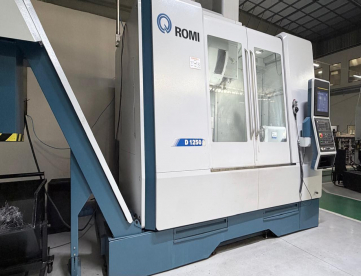 Foto: CENTRO DE USINAGEM VERTICAL ROMI D1250 -COM REFRIGERAÇÃO -4 EIXO -3400 HORAS TRABALHANDAS-MAQUINA NOVA -ANO 2020