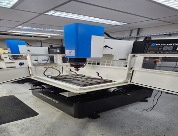 Foto: ELETROEROSÃO DE PENTRAÇÃO - EUROSTEC - EDM 350NC - 350 X250 X200 - ANO 2024