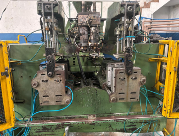 Foto: SOPRADORA DE TERMOPLÁSTICOS   MARCA ROGEFLEX  MODELO 3L R60 -3 LITROS MESA DUPLA - ANO 1988