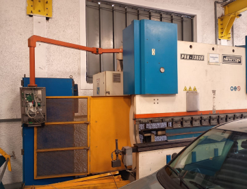 Foto: DOBRADEIRA CNC HIDRÁULICA NEWTON 3050MM X 135 TONS - 4 EIXOS COMANDO CYBELEC ANO 2010