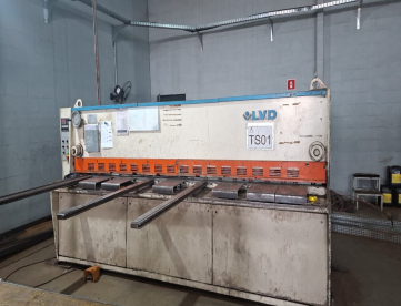 GUUILHOTINA HIDRAULICA LVD - 3000MM X 164KN - 4,75MM NO CARBONO