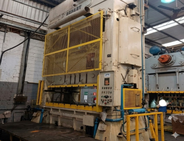 PRENSA EXCÊNTRICA - ERFURT - 315 TONS - MESA 2485MM X 1385MM - NORMA NR12