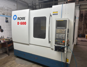 Foto: CENTRO DE USINAGEM VERTICAL - ROMI - D600 - COMANDO FANUC - ANO 2009