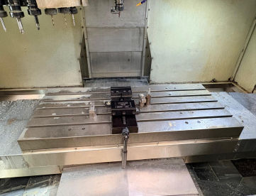 Foto: CENTRO DE USINAGEM VERTICAL - ROMI - DISCOVERY 1250 - COMANDO FANUC - ANO 2006