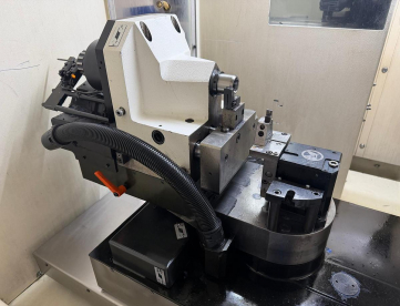 Foto: RETIFICA CILINDRICA DE FERRAMENTAS  6 EIXOS   MARCA ROLLOMATIC  MODELO GRINDSMART 620XS -COM CARREGADOR ALTOMATICO DE BLANKS -ANO 2001