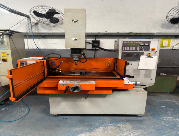 Foto: ELETROEROSÃO POR PENETRAÇÃO - ENGEMAQ - EDM 440NC - 450 x330 x 350 -ANO 2003