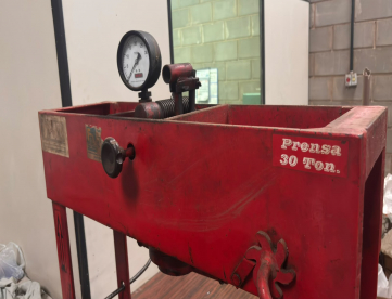 Foto: PRENSA HIDRAULICA -  MARCA SKAY - 30 TONELADAS