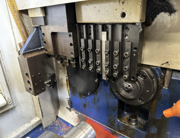 Foto: TORNO AUTOMATICO DE CABEÇOTE MOVEL  MARCA HANWHA   MODELO SL12S -COM ALIMENTADOR AUTOMÁTICO DE BARRAS - ANO 1997