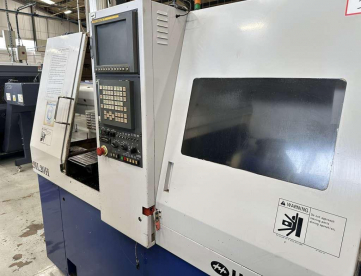 Foto: TORNO AUTOMATICO DE CABEÇOTE MOVEL MARCA HANWHA  MODELO ML20H -COM ALIMENTADOR AUTOMÁTICO DE BARRAS - ANO 2001