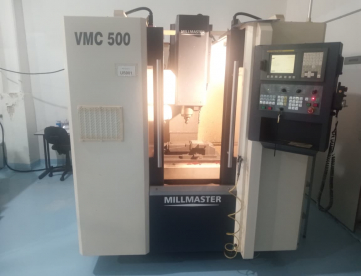 Foto: CENTRO DE USINAGEM VERTICAL - MILLMASTER - VMC500 - ANO 2011- 550 x 300 x 450 - MÁQUINA MUITO NOVA