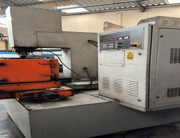 Foto: ELETROEROSÃO POR PENETRAÇÃO – ENGEMAQ – EDM 440 NC – SÉRIE L – ANO 2002