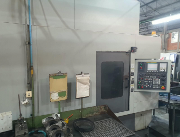 Foto: CENTRO DE USINAGEM VERTICAL - HYUNDAI - HIV50D - ANO 2008 - DUPLO PALLET 700 X 500 - COMANDO FANUC