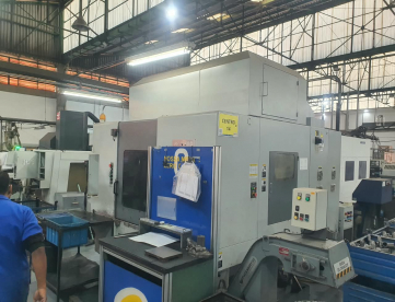 Foto: CENTRO DE USINAGEM VERTICAL - HYUNDAI - HIV50D - ANO 2008 - DUPLO PALLET 700 X 500 - COMANDO FANUC