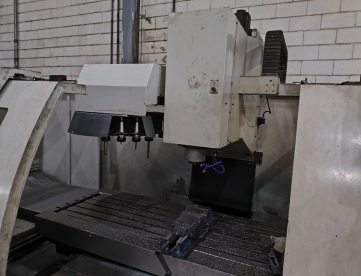 Foto: CENTRO DE USINAGEM VERTICAL - TRAVIS - M2000 - ANO 2005 - 2.000 x 800 x 700 MM - COMANDO FAGOR