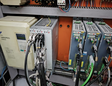 Foto: CENTRO DE USINAGEM VERTICAL - TRAVIS - M2000 - ANO 2005 - 2.000 x 800 x 700 MM - COMANDO FAGOR