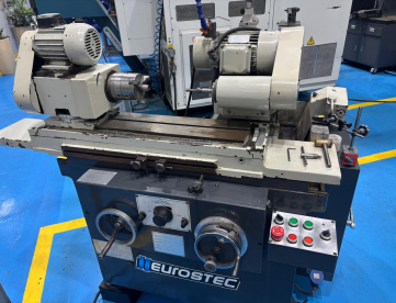 RETIFICA CILINDRICA - EUROSTEC -MODELO M1408 - 300 X 80 MM -ACOMPANHA TURBINA PRA INTERNO - ANO 2011