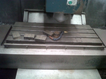 Foto: CENTRO DE USINAGEM VERTICAL FEELER FV-800 - ANO 1998