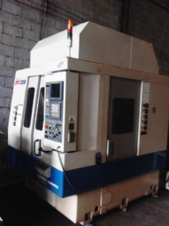 Foto: CENTRO DE USINAGEM VERTICAL COM DUPLO PALLET DOOSAN DVC320