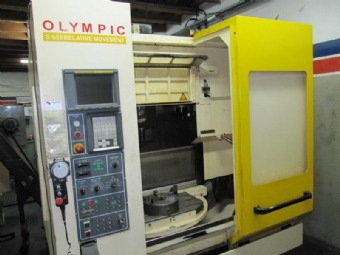 Foto: CENTRO DE USINAGEM VERTICAL COM DUPLO PALLET OLYMPIC SEIKI