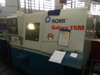 Foto: TORNO CNC ROMI - GALAXY 15M - ANO 2006 - COM FERRAMENTA ACIONADA E ALIMENTADOR DE BARRAS