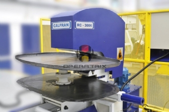 Foto: Maquina para cortar e rebordear peças - RC - Calfran