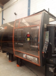 Foto: INJETORA DE PLASTICOS SANDRETTO METALMECANICA -300 TONELADAS