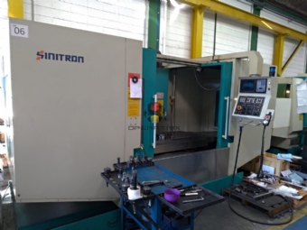 Foto: CENTRO DE USINAGEM VERTICAL SINITRON  VMC 1500 - ANO 2012