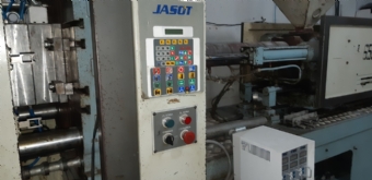 Foto: INJETORA PLASTICA JASOT 650 /180  ANO 1999 +GELADEIRA +TORRE