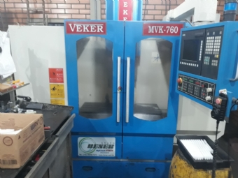 Foto: FRESADORA CNC VEKER - MODELO MVK 760 - ANO 2011