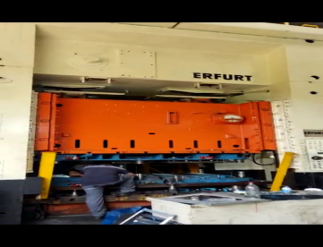 Foto: PRENSA MECÂNICA - ERFURT - 400 TON - MESA 3300 x 1500 MM