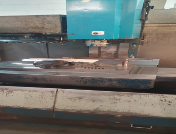 Foto: CENTRO DE USINAGEM VERTICAL FEELER FV1000 -ANO 2000