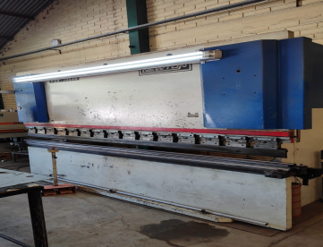 Foto: DOBRADEIRA  CNC NEWTON - 135 TONELADAS 3050 X 6.4 MM - ANO 2008