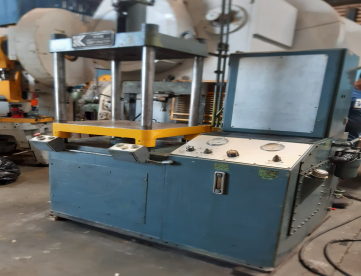 Foto: PRENSA EXCÊNTRICA KRAS - 40 TONS - MESA 550MM X 400MM